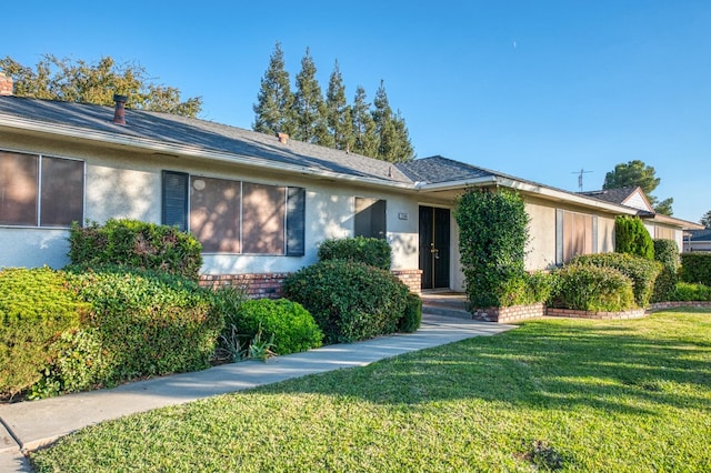 single story home featuring a front yard