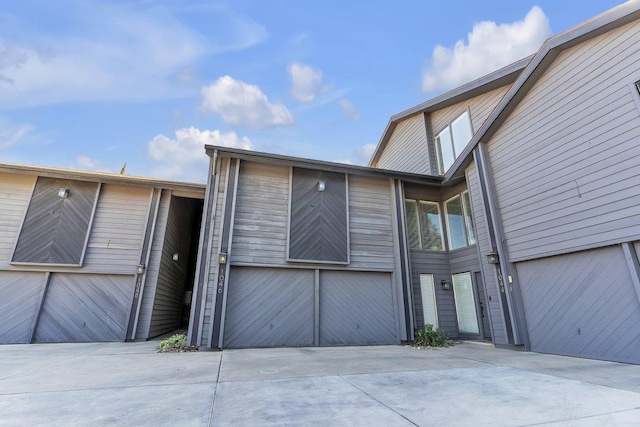 view of front facade featuring a garage