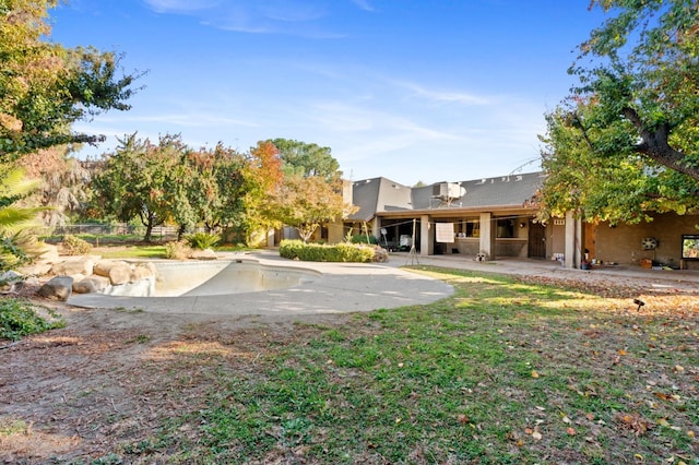 view of yard featuring a patio