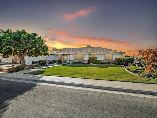 view of front of property featuring a yard