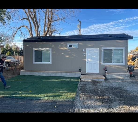 view of front of property featuring a front yard