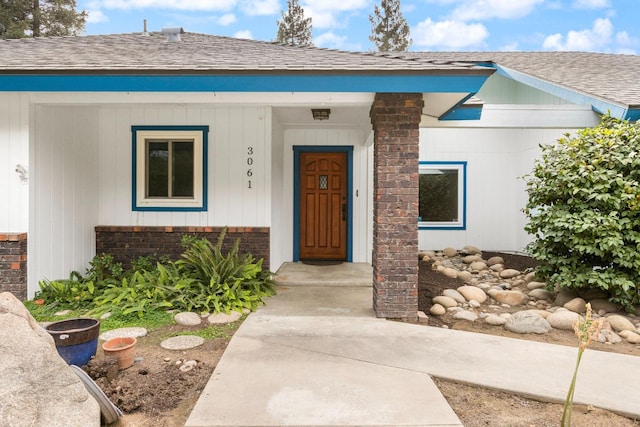 entrance to property featuring covered porch