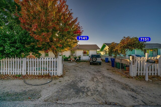 view of front of property featuring a fenced front yard