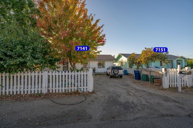 view of front of house featuring a fenced front yard