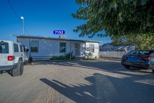 manufactured / mobile home with fence