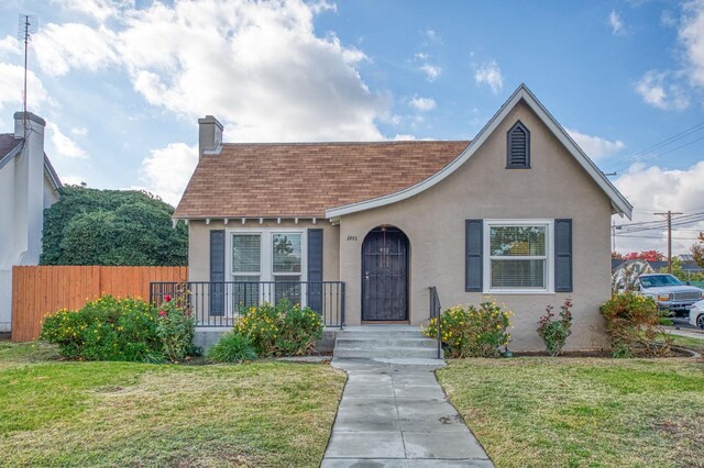 view of front of home featuring a front lawn