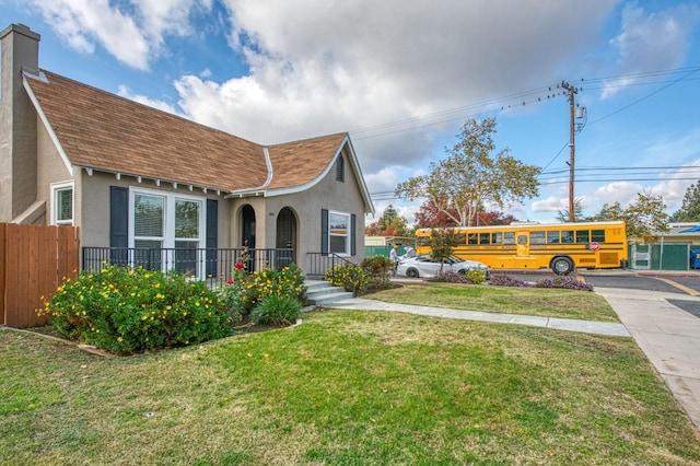 view of front facade with a front yard