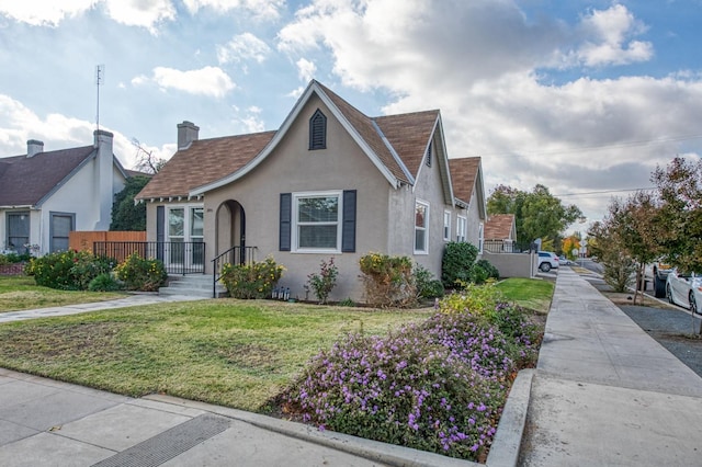 view of front facade with a front lawn