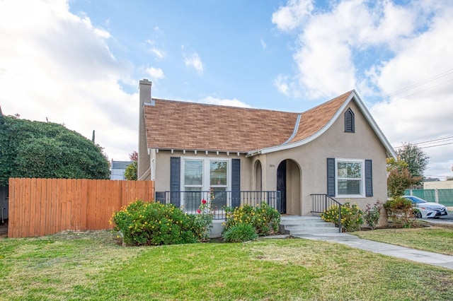 view of front of home featuring a front yard