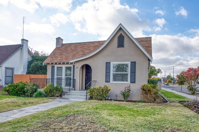 view of front of house featuring a front lawn