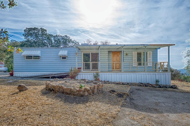 manufactured / mobile home featuring a porch