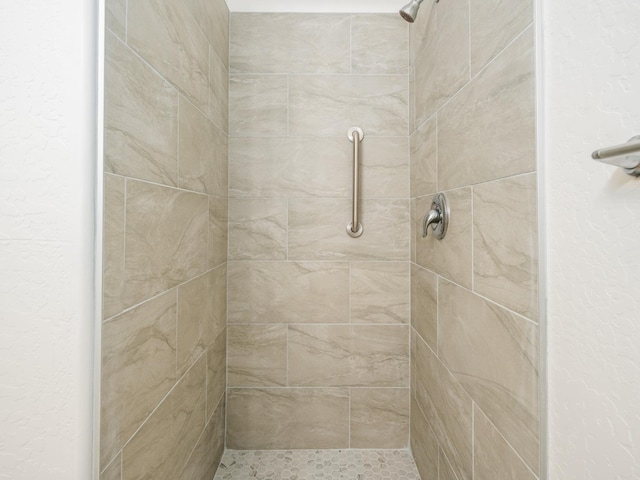 bathroom featuring tiled shower