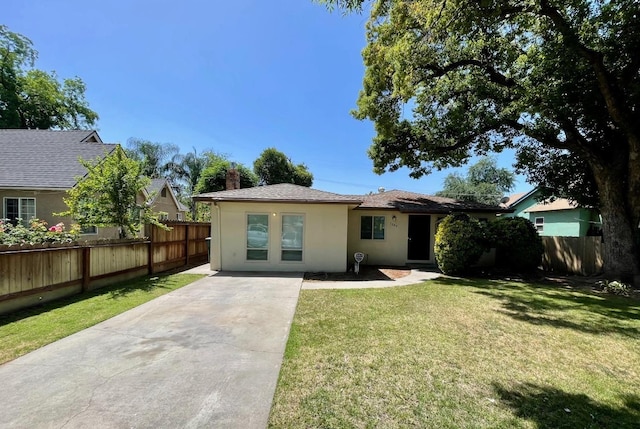 view of front of house featuring a front lawn