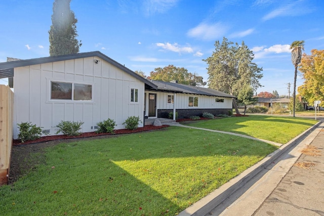 ranch-style home featuring a front lawn