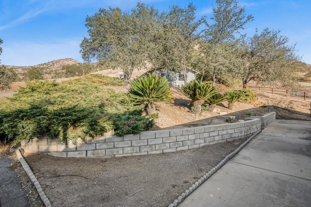 view of yard featuring a mountain view