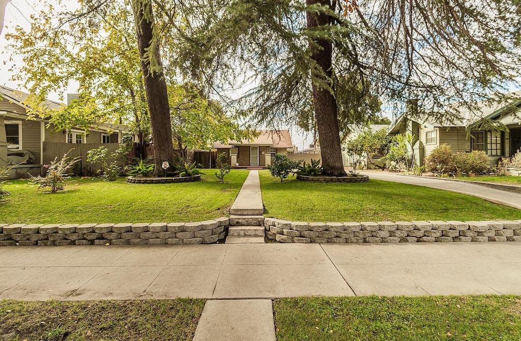 view of front of house featuring a front yard