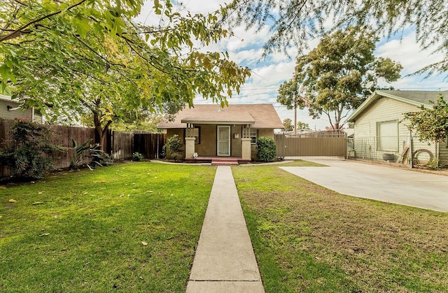 view of front of property with a front yard