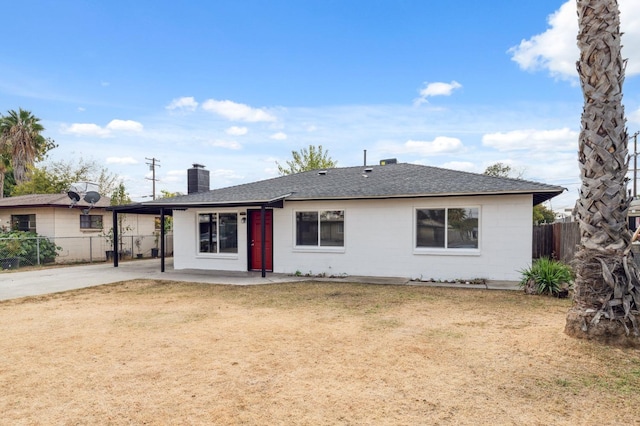 view of front of property featuring a carport and a front yard