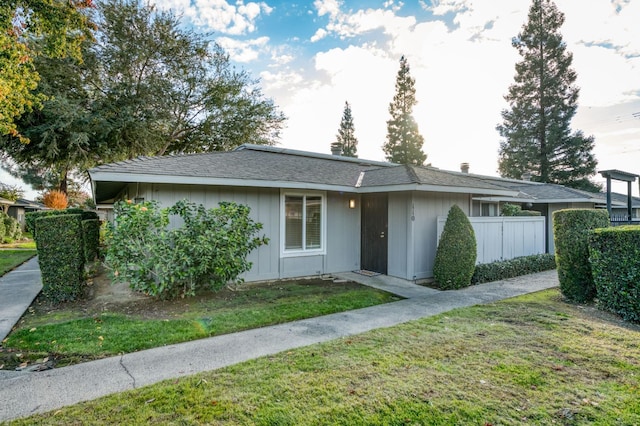 ranch-style house featuring a front lawn