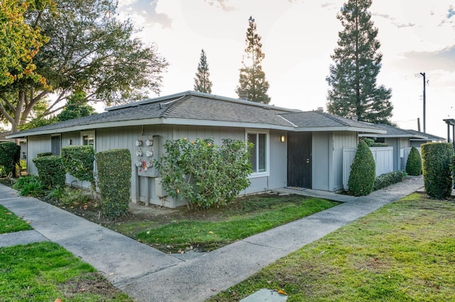 view of front facade featuring a front lawn