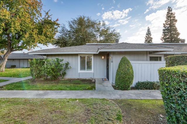 ranch-style house featuring a front lawn