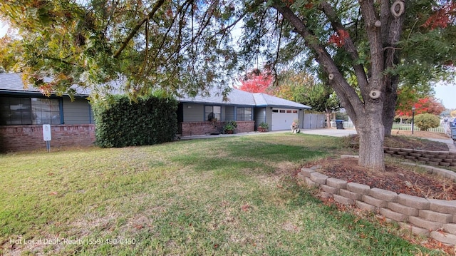 view of front of property featuring a front yard and a garage