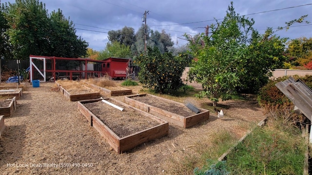 view of yard with an outdoor structure