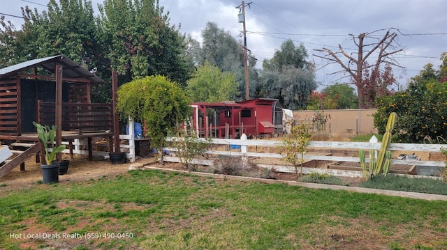 view of yard featuring an outbuilding