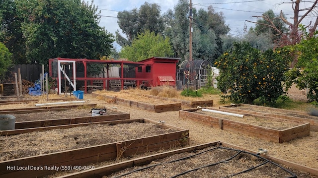 view of yard with an outbuilding