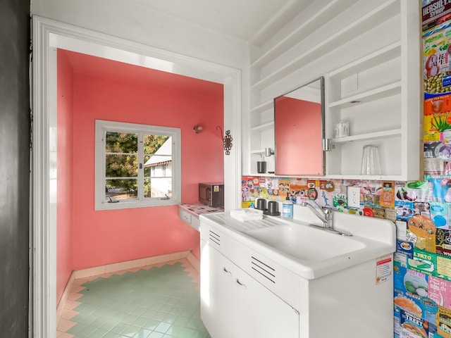 laundry area featuring light tile patterned floors