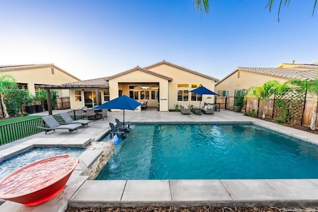 view of swimming pool featuring a fenced backyard, an outdoor hangout area, a pool with connected hot tub, a ceiling fan, and a patio area