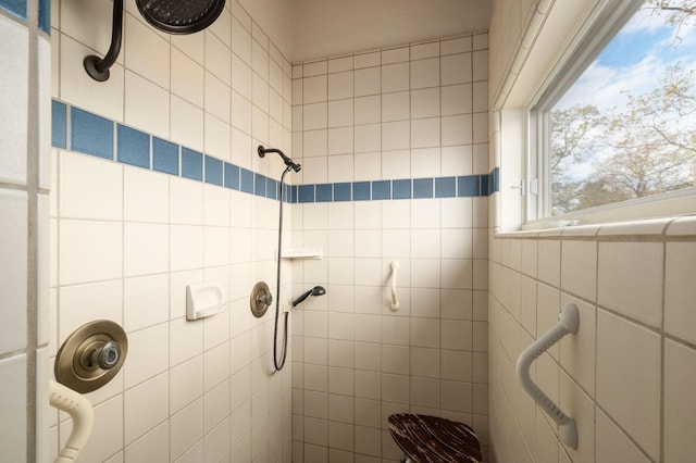 bathroom featuring a tile shower