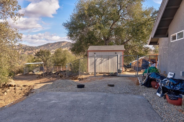 view of yard with a mountain view and an outdoor structure