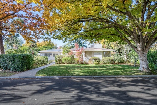 ranch-style house featuring a front yard