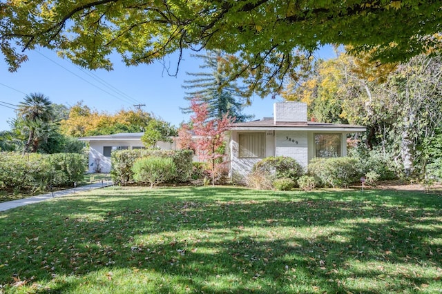 view of front of property featuring a front lawn