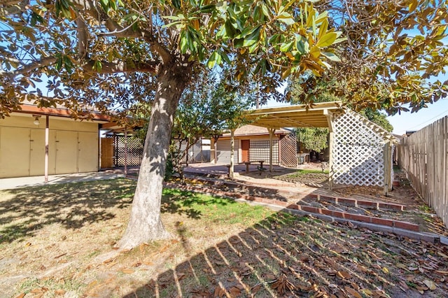 view of yard featuring a pergola