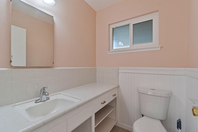 bathroom featuring vanity, toilet, and decorative backsplash