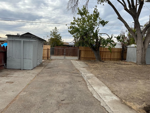 view of yard with a shed