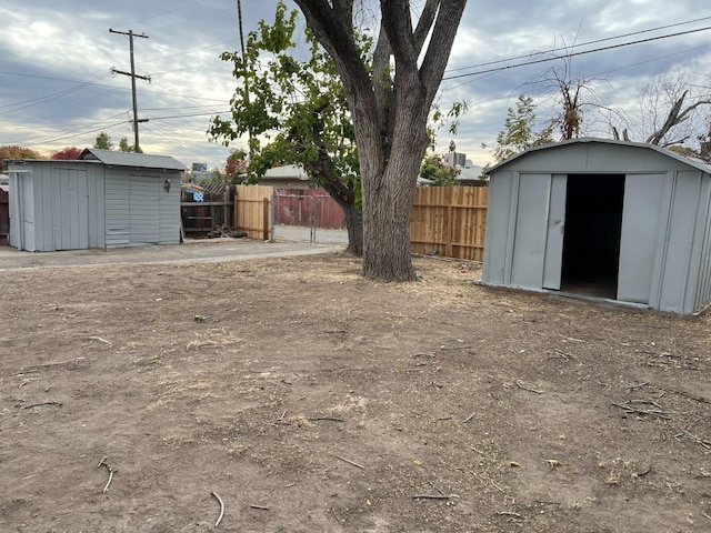 view of yard featuring a shed