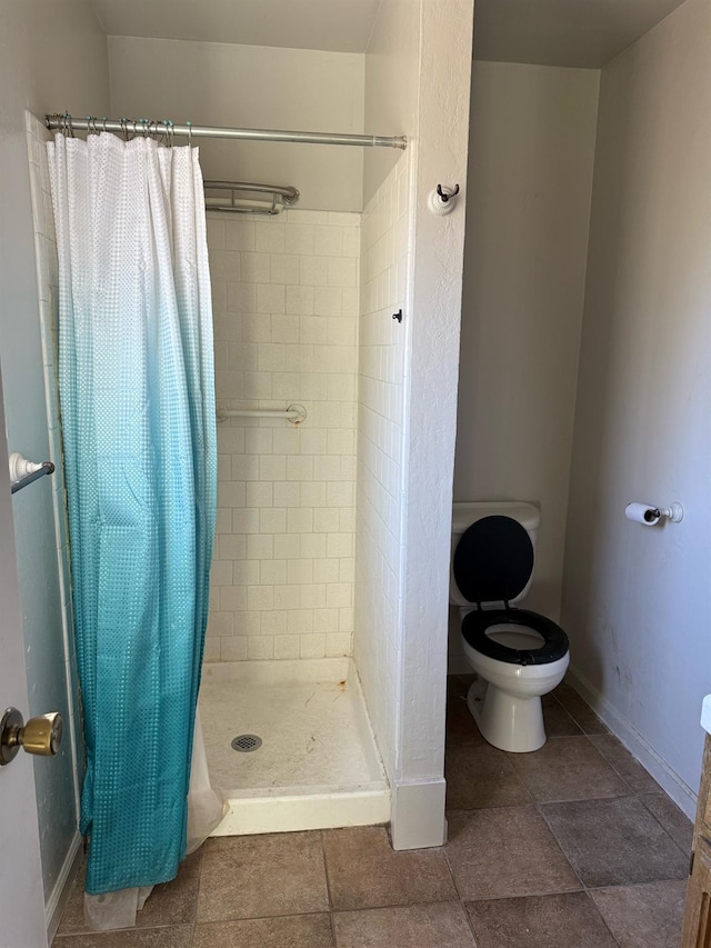 bathroom with toilet and curtained shower