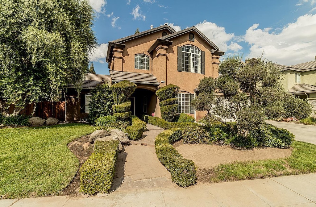 view of front of house featuring a front lawn