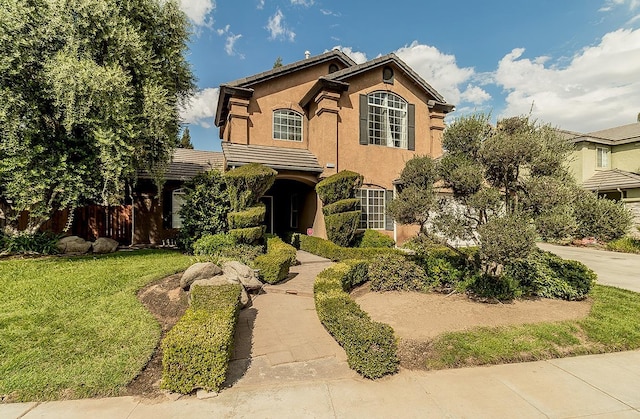 view of front of house featuring a front lawn