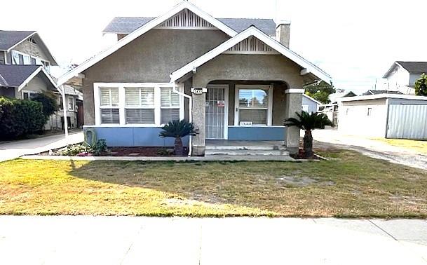 view of front of property featuring a front lawn