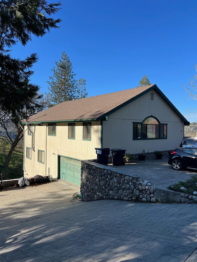 view of front facade with a garage and driveway