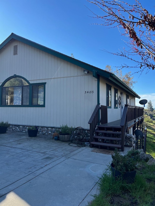 view of front of property featuring a patio