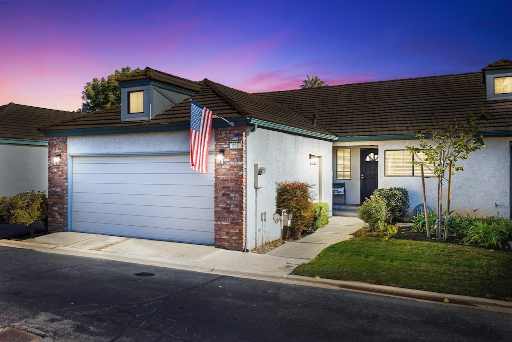 view of front facade featuring a garage