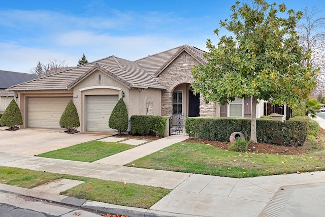 view of front of home featuring a front lawn and a garage