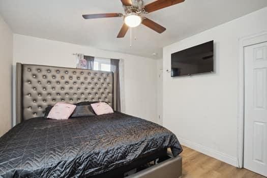 bedroom featuring light hardwood / wood-style floors and ceiling fan