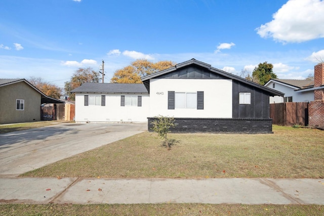 view of front of house featuring a front yard