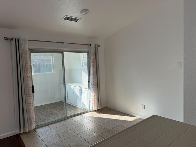 spare room with light tile patterned floors and washing machine and clothes dryer